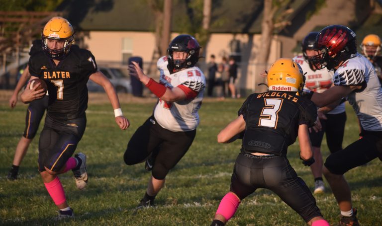 Wildcat senior quarterback Grayson Zdybel (7) runs past a Knox County defender for a big gain in Slater’s 46-26 win Thursday night. Zdybel rushed for five TDs and threw for another in the 46-26 Central River League North Division victory. (Hobby King/Democrat-News)