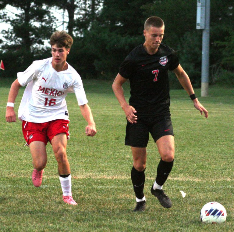 Junior forward Nicholas Tsurkan (7) gets ready to fire a shot on goal. Tsurkan had a hat trick and an assist in the Owls’ 12-0 road victory at Mexico on Oct. 7. (Hobby King/Democrat-News)
